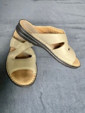 Born Women's Beige Leather Slide Sandals